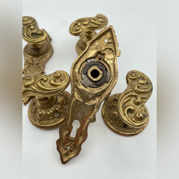 Antique Brass Doorknobs w/ Key Hole, Lot of 5 - Picture 4 of 6